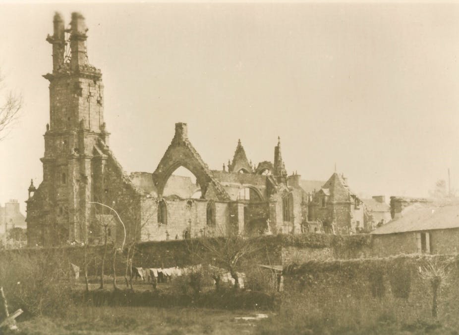 Photo de l'église de Gouesnou, dont le clocher a été incendie par les Allemands en août 1944. Cette photo a été prise entre 1944 et 1947.