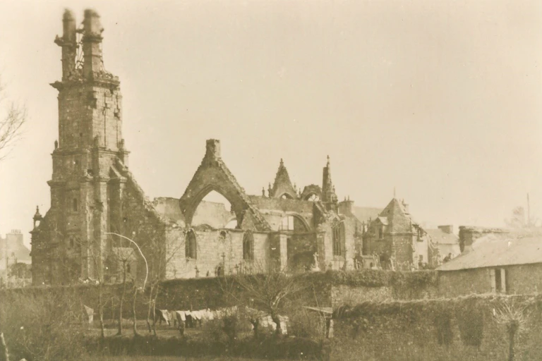 Photo de l'église de Gouesnou, dont le clocher a été incendie par les Allemands en août 1944. Cette photo a été prise entre 1944 et 1947.
