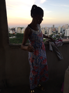 18 heures : Luna étend le linge après avoir passé une journée bien remplie entre le restaurant où elle cuisine (en haut de la favela) et les agences bancaires où elle finance son activité (en bas de la favela). Brésil