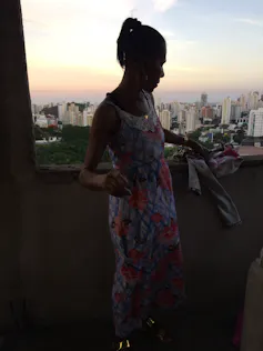 18 heures : Luna étend le linge après avoir passé une journée bien remplie entre le restaurant où elle cuisine (en haut de la favela) et les agences bancaires où elle finance son activité (en bas de la favela). Brésil