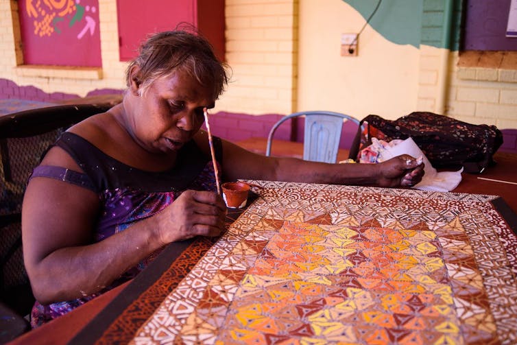 Hilda Nakamarra Rogers, a member of the Warlukurlangu Artists Aboriginal Corporation