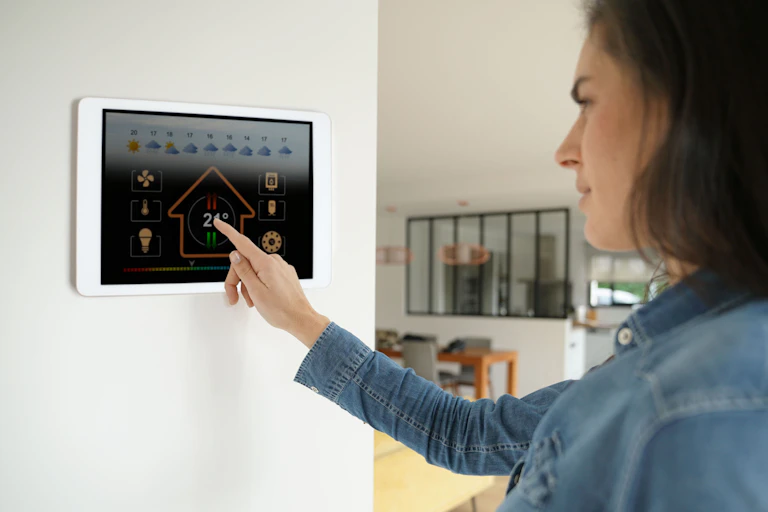 une femme règle sa maison intelligente