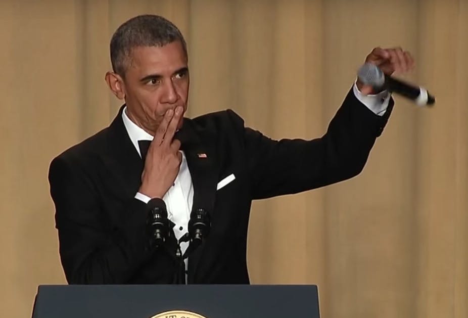 Barack Obama amusant le public lors d'un discours.