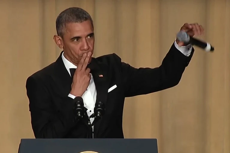 Barack Obama amusant le public lors d'un discours.