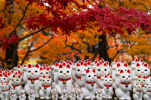 What is the story of maneki-neko, the Japanese beckoning cat?