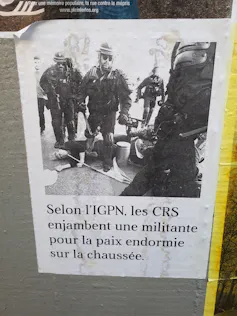 Affiche sarcastique dans le XXᵉ arrondissement de Paris, mettant en cause l’IGPN
