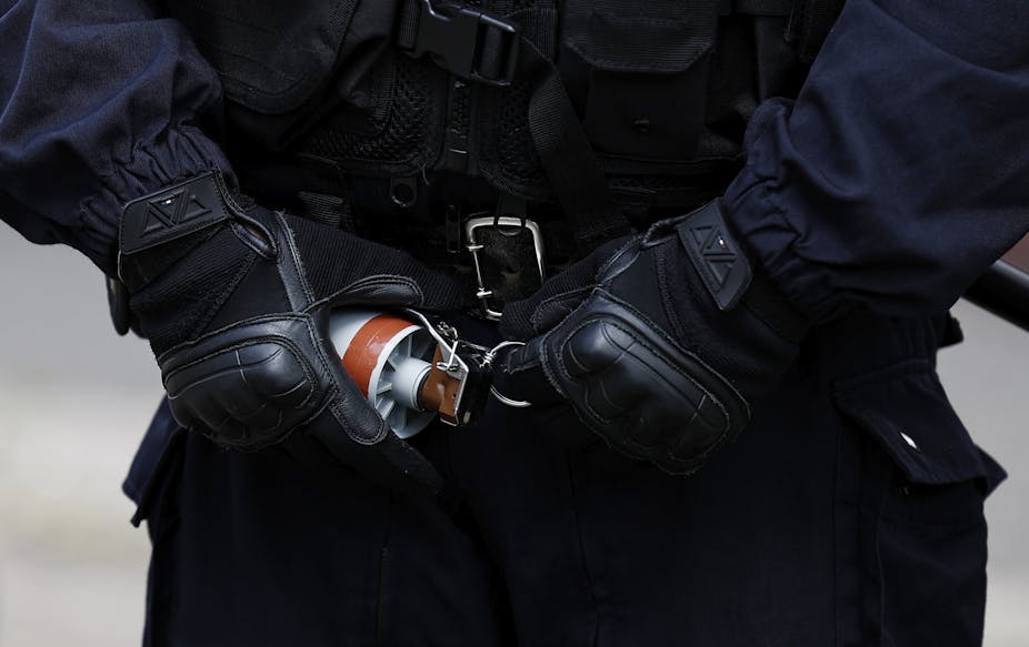 Un policier s'apprête à utiliser une grenade de désencerclement lors d'affrontements avec des manifestants à Lille le 1er mai. Les violences de la part de certains policiers font l'objet d'enquêtes de l'IGPN dont le rôle est très critiqué par la société civile. 