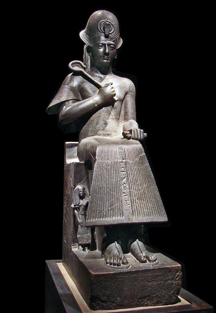 Statue de Ramsès II conservée au musée de Turin. Son fils est à sa droite.
Jean-Pierre Dalbéra/Wikipedia, CC BY