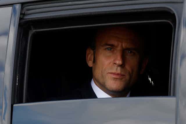 Le président français Emmanuel Macron dans sa voiture après sa visite à la Maison de santé pluridisciplinaire universitaire (MSPU) de Vendôme, le 25 avril 2023.