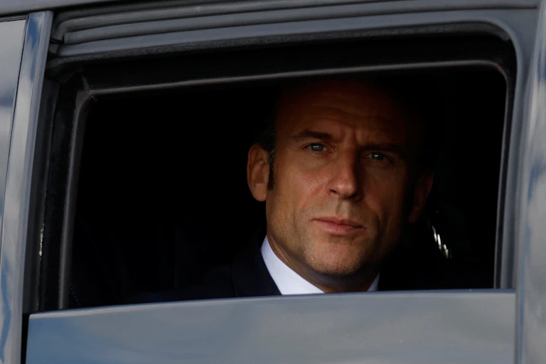 Le président français Emmanuel Macron dans sa voiture après sa visite à la Maison de santé pluridisciplinaire universitaire (MSPU) de Vendôme, le 25 avril 2023.