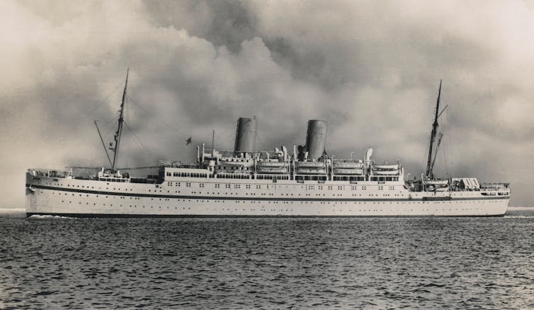 سفينة Empire Windrush الكبيرة المصورة في البحر