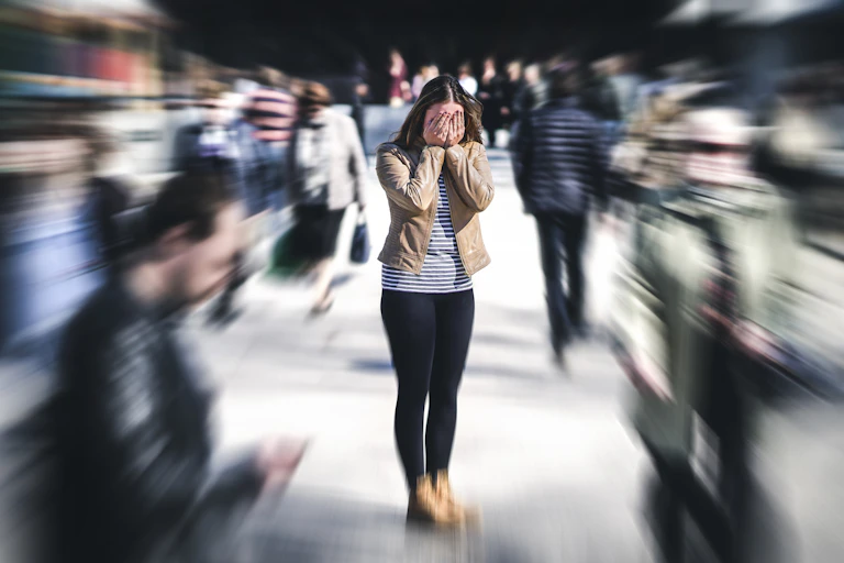 Une femme fait une crise de panique au milieu de la foule