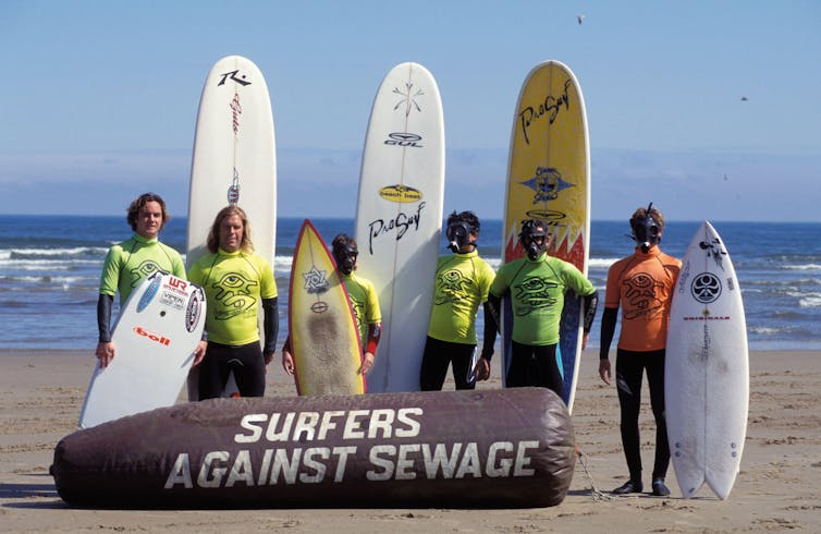 Um grupo de ativistas do Surfers Against Sewage em uma praia.