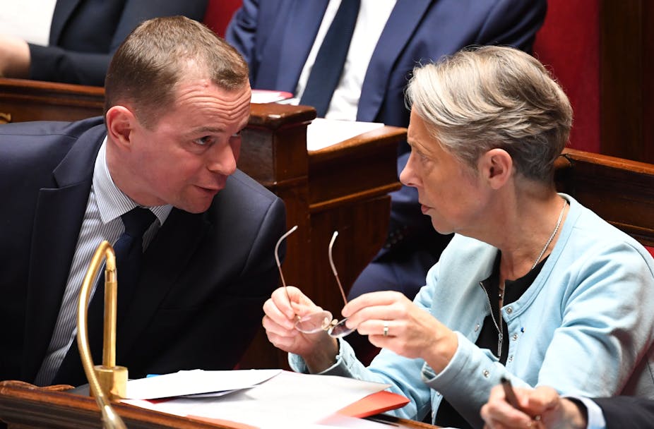 Le ministre du Travail Olivier Dussopt en séance avec la première Ministre Elisabeth Borne le 2 mai 2023, à la reprise des sessions de l'Assemblée nationale.