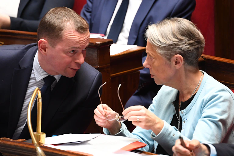 Le ministre du Travail Olivier Dussopt en séance avec la première Ministre Elisabeth Borne le 2 mai 2023, à la reprise des sessions de l'Assemblée nationale.