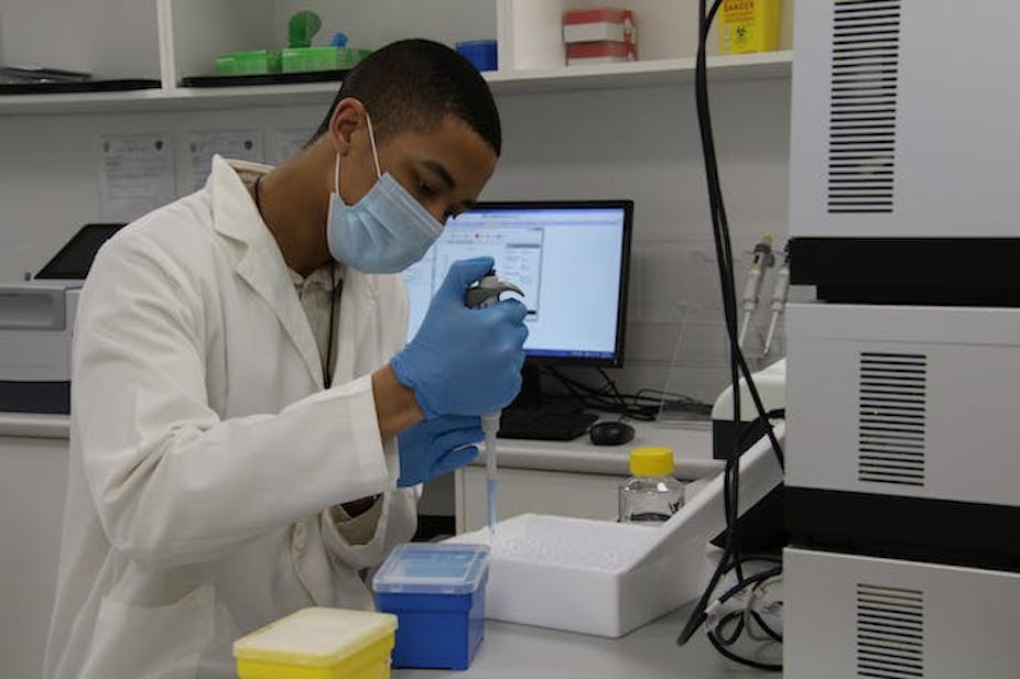 Un chercheur dans un laboratoire.