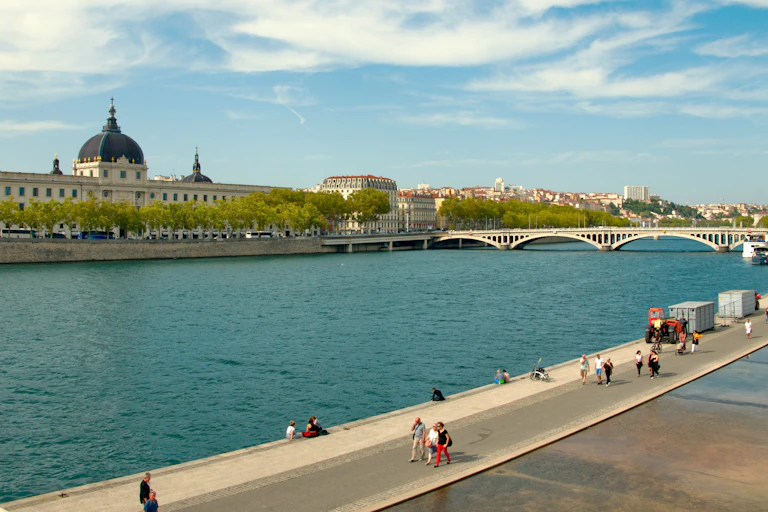 Des gens marchent sur les bords du Rhône à Lyon
