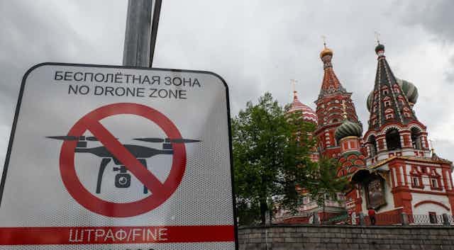 A sign banning the use of drones has been erected on Red Square.