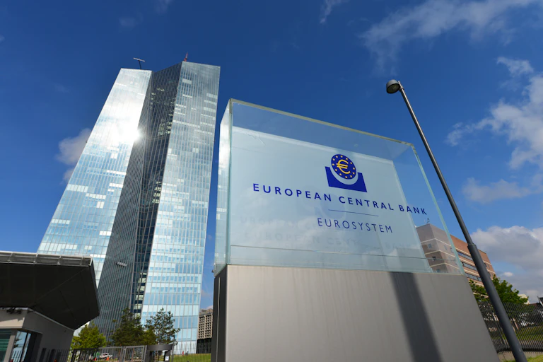 Símbolo del Banco Central Europea frente a su sede en Frankfurt.