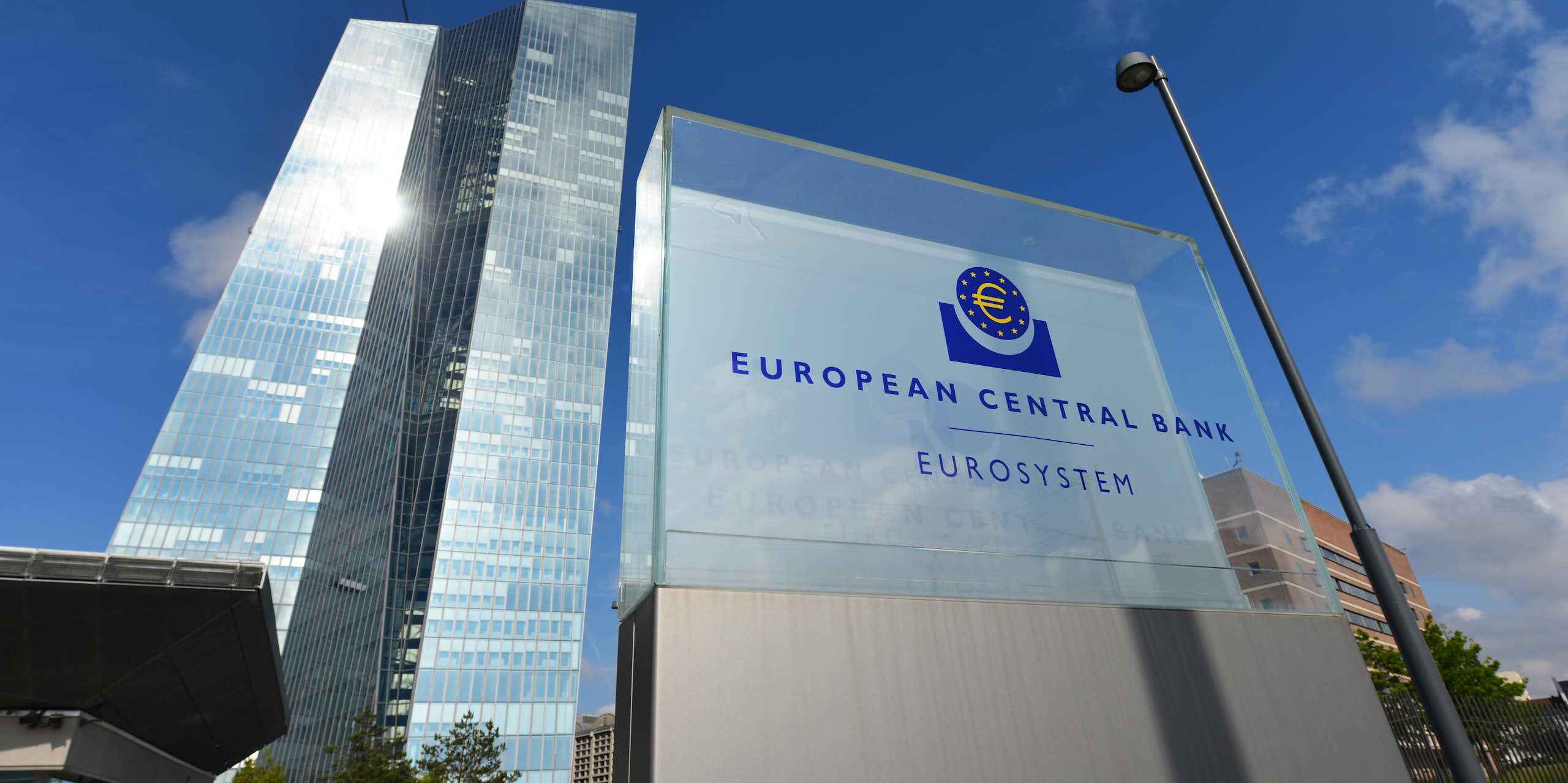 Símbolo del Banco Central Europea frente a su sede en Frankfurt.
