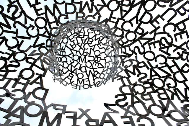 Muchas letras formando una esfera con forma de cabeza.