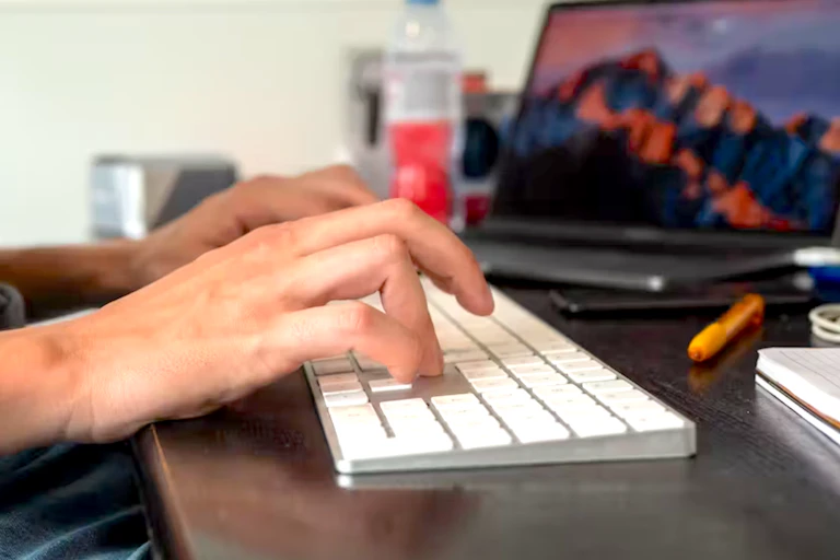 mains qui tapent sur un clavier