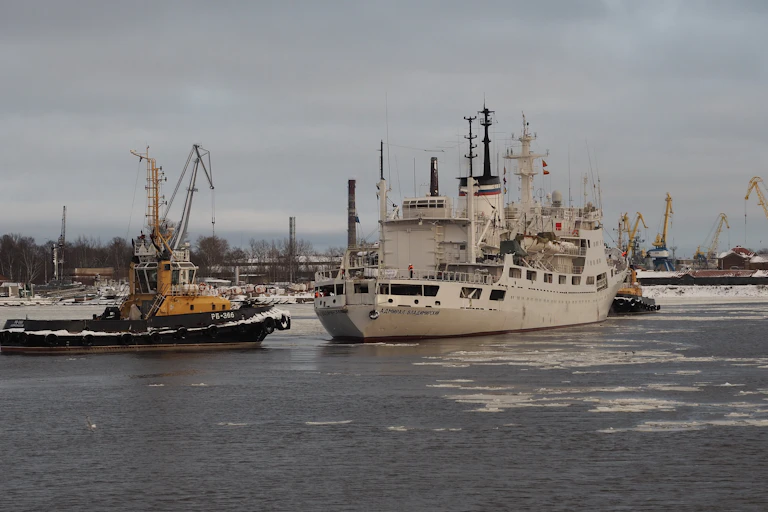 Un navre quitte un port dans une mer glacée