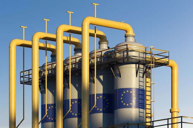 Tanques de gas natural con bandera de la Unión Europea.
