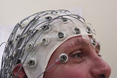 Participante con gorro de electrodos durante registro de EEG
