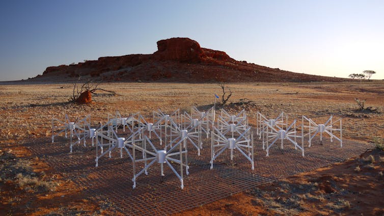 Spider-like dipole antennas in front of a breakaway in the outback
