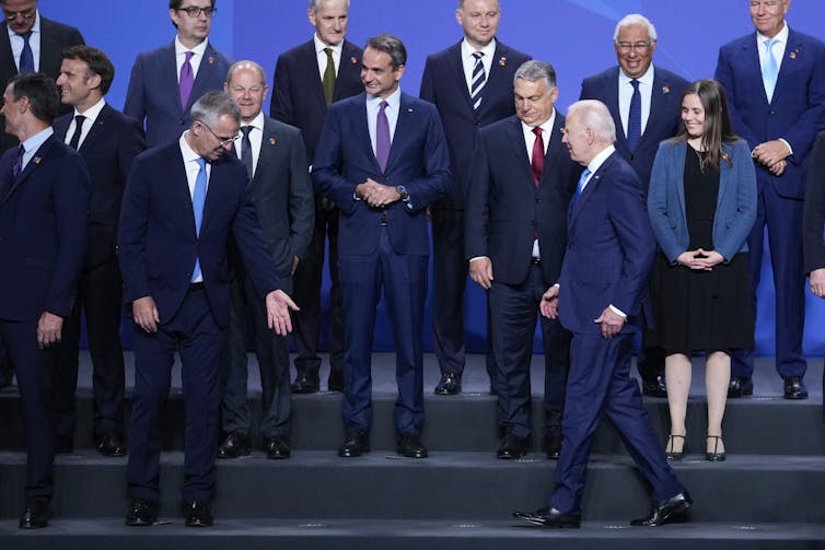 picture of different world leaders getting ready for a joint portrait