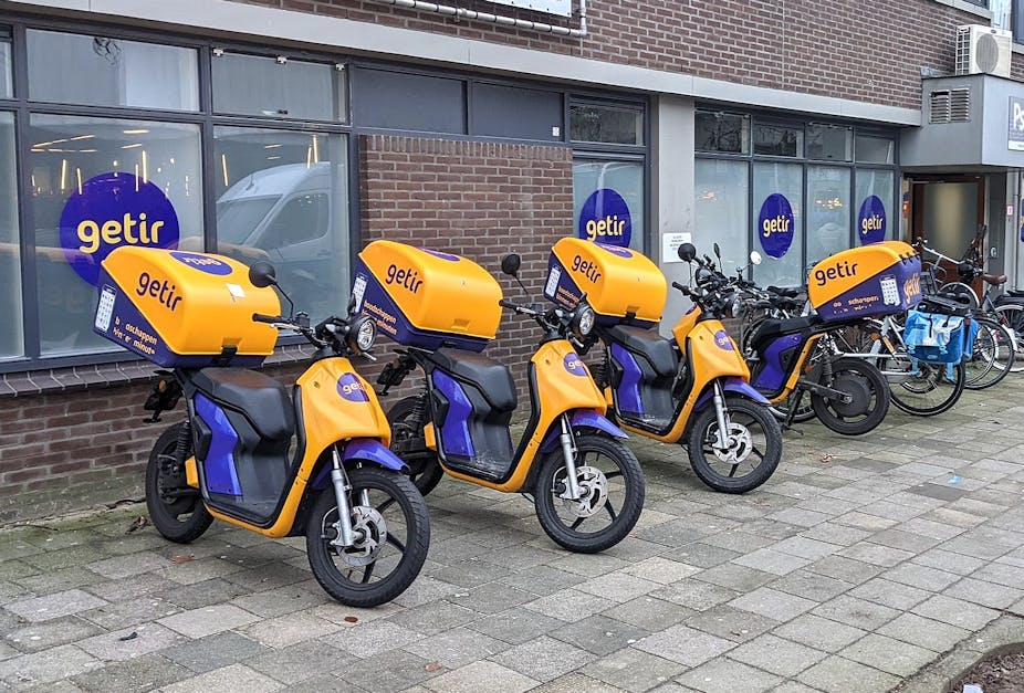 Scooters de livraison aux couleurs de Getir (photo prise aux Pays-Bas)