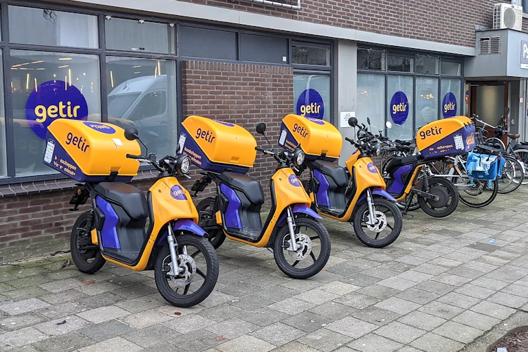 Scooters de livraison aux couleurs de Getir (photo prise aux Pays-Bas)