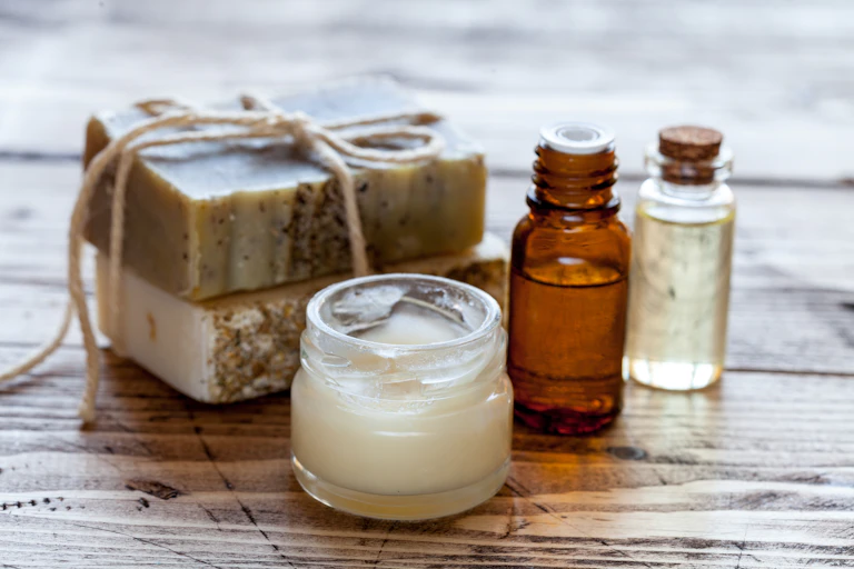 Crèmes, savons… d'aspect naturel sont déposés sur une table en bois