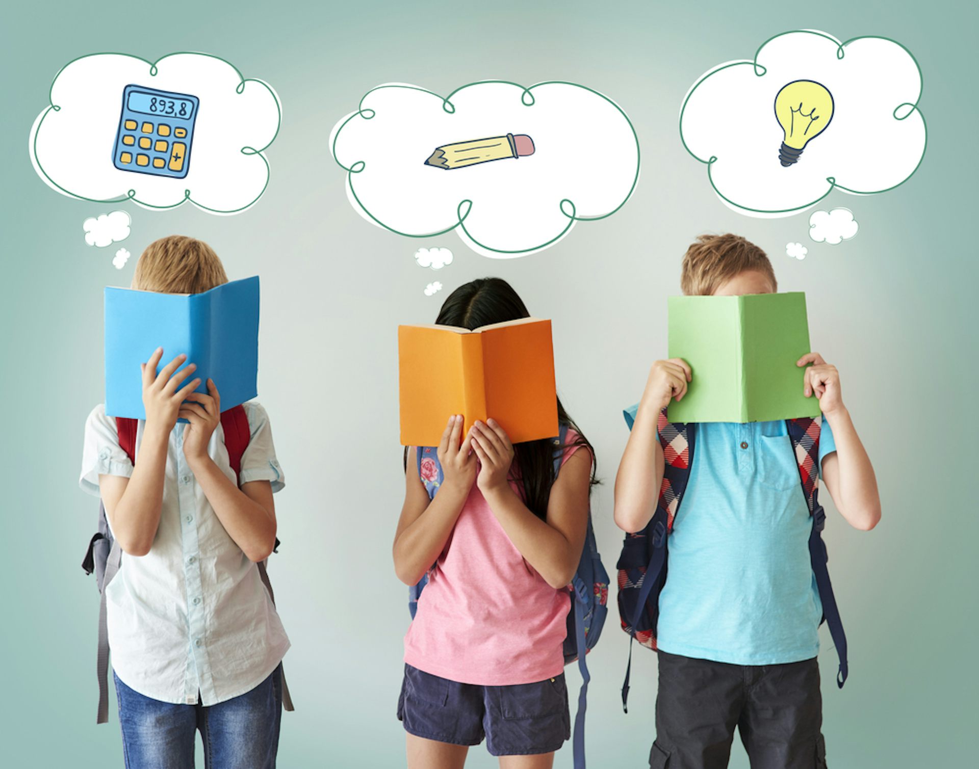 Trois enfants qui tiennent des livres et expriment leurs intérêts pour les maths, l'écriture ou les sciences