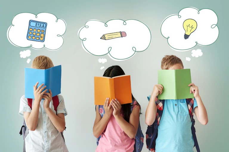 Trois enfants qui tiennent des livres et expriment leurs intérêts pour les maths, l'écriture ou les sciences