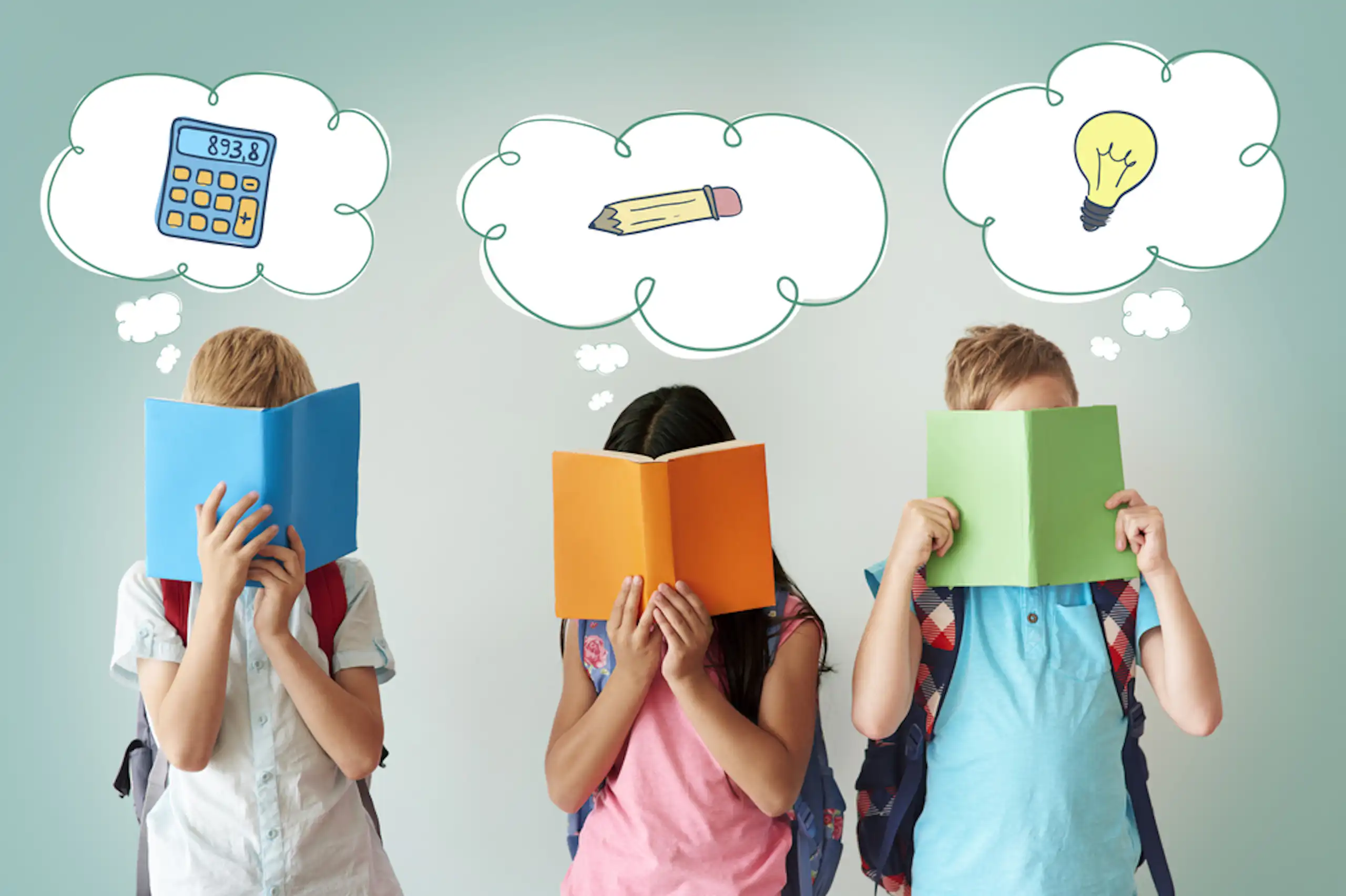 Trois enfants qui tiennent des livres et expriment leurs intérêts pour les maths, l'écriture ou les sciences