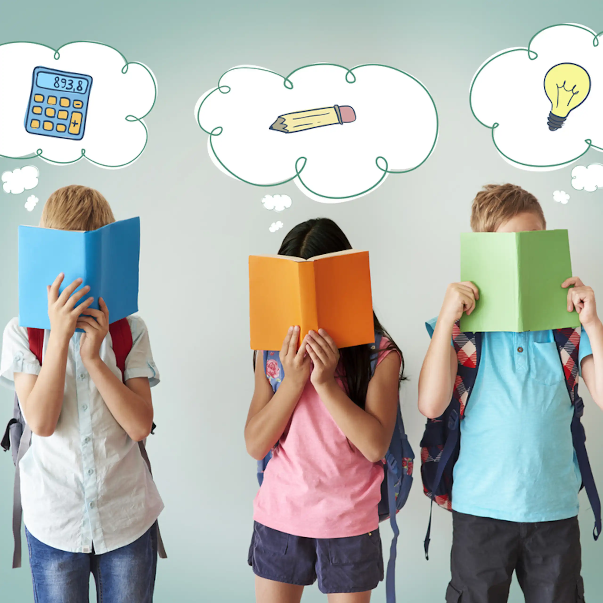 Trois enfants qui tiennent des livres et expriment leurs intérêts pour les maths, l'écriture ou les sciences