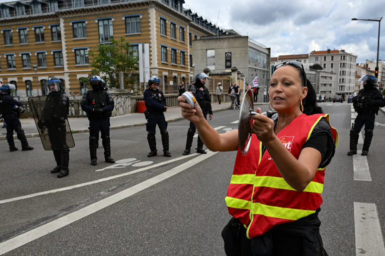 Manifestations à Lyon contre le gouvernement Borne et la réforme des retraites le jour du 8 mai, commémoration de la fin de la Seconde guerre mondiale.