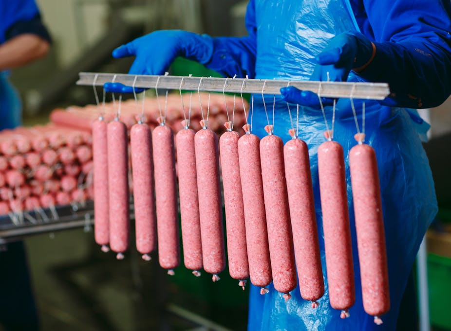 Photo de saucisse de viandes préparées dans une usine.