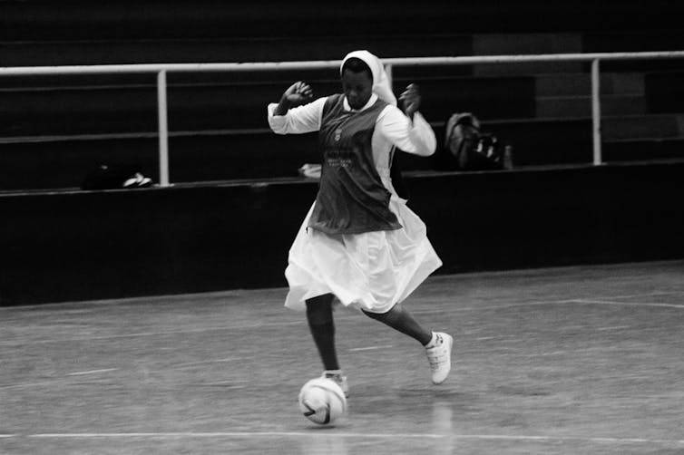 O Futebol e A Mulher – Soccer Politics / The Politics of Football