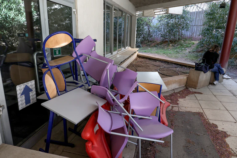 L'entrée d'un bâtiment de l'université Paul Valery à Montpellier est bloquée par des chaises pour protester contre la réforme des retraites, le 4 avril 2023.
