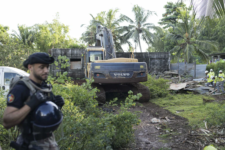 Un gendarme français monte la garde lors de la démolition d'un campement informel à Longoni, Mamoudzou, sur l'île de Mayotte, le 27 avril 2023.