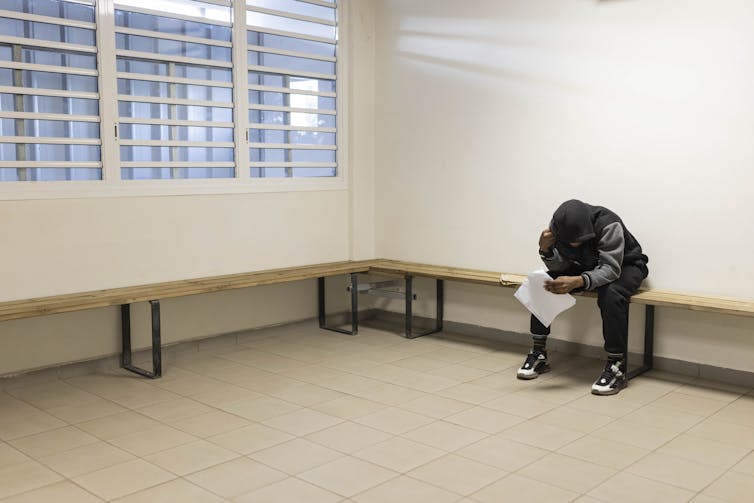 Une personne considérée par l’État comme immigrée clandestinement détenue dans un centre de rétention temporaire à Mamoudzou, sur l’île de Mayotte, le 26 avril 2023