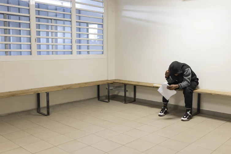 Une personne considérée par l’État comme immigrée clandestinement détenue dans un centre de rétention temporaire à Mamoudzou, sur l’île de Mayotte, le 26 avril 2023