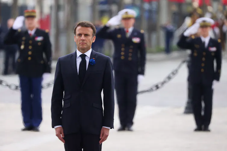 Emmanuel Macron se recueille sur la tombe du Soldat inconnu à l’Arc de Triomphe alors qu’il assiste aux cérémonies marquant le 78ᵉ anniversaire de la victoire contre les nazis et la fin de la Seconde Guerre mondiale en Europe, à Paris le 8 mai 2023