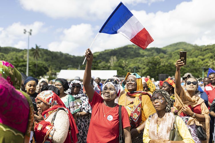 Des femmes écoutent un discours sur l’île de Mayotte, le 27 avril 2023