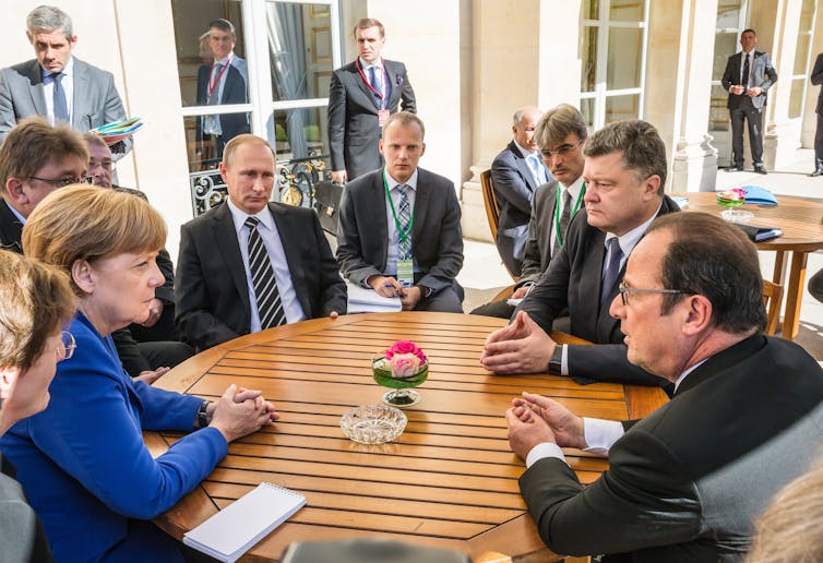 Angela Merkel, Vladimir Poutine, lPetro Porochenko et François Hollande en discussion autour d’une table