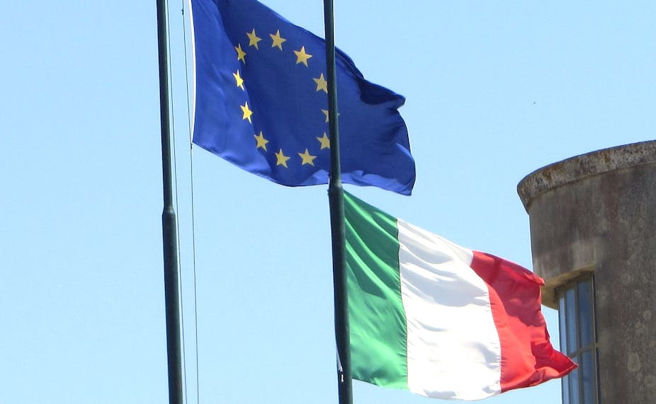 Drapeaux italien et européen.