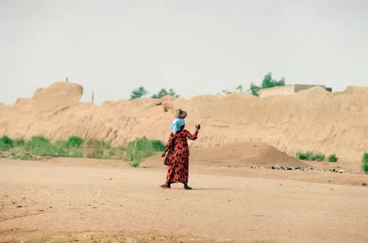 femme qui marche dans le désert